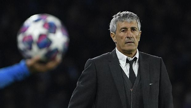 Barcelona's Spanish head coach Quique Setien looks on  during the UEFA Champions League round of 16 first-leg football match between SSC Napoli and FC Barcelona at the San Paolo Stadium in Naples on February 25, 2020. (Photo by Filippo MONTEFORTE / AFP)