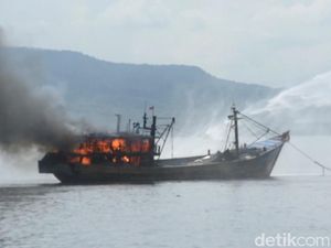 Kapal Muat Ikan yang Terbakar di Selat Bali karena Korsleting