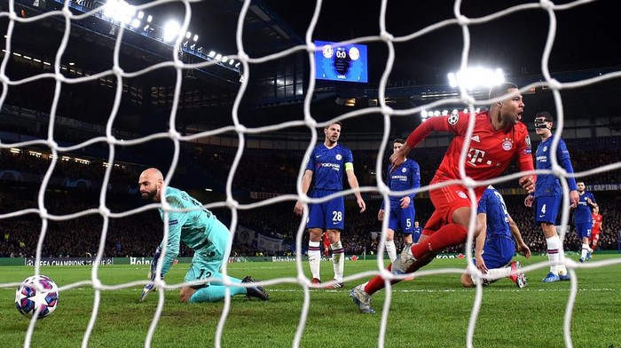 LONDON, ENGLAND - FEBRUARY 25: Serge Gnabry of Bayern Munich celebrates after he scores his teams first goal during the UEFA Champions League round of 16 first leg match between Chelsea FC and FC Bayern Muenchen at Stamford Bridge on February 25, 2020 in London, United Kingdom. (Photo by Mike Hewitt/Getty Images)