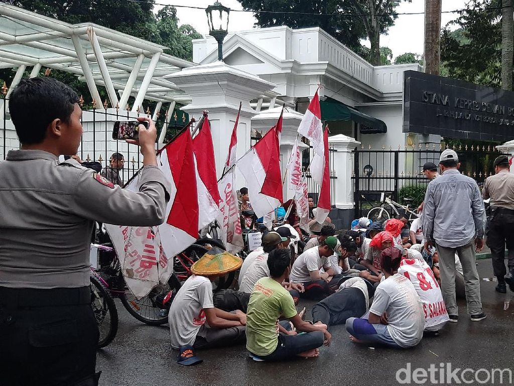 Gelar Aksi di Istana Bogor, Penolak Tambang Banyuwangi Dibubarkan Polisi Gelar Aksi di Istana Bogor, Penolak Tambang Banyuwangi Dibubarkan Polisi
