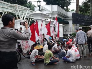 Gelar Aksi di Istana Bogor, Penolak Tambang Banyuwangi Dibubarkan Polisi Gelar Aksi di Istana Bogor, Penolak Tambang Banyuwangi Dibubarkan Polisi