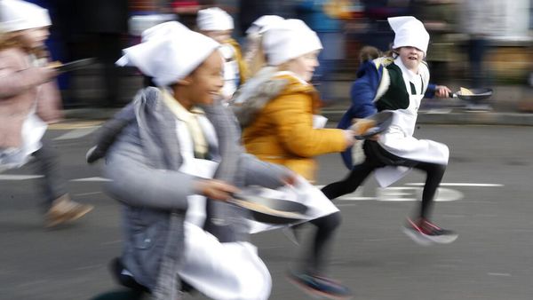 Adu Cepat Berlari Sambil Bawa Pancake di Inggris