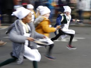 Adu Cepat Berlari Sambil Bawa Pancake di Inggris