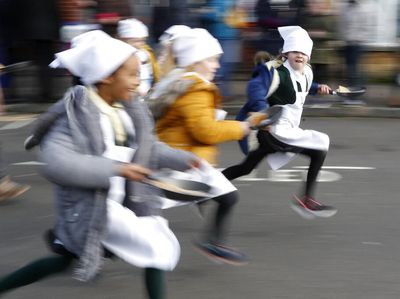 Adu Cepat Berlari Sambil Bawa Pancake di Inggris