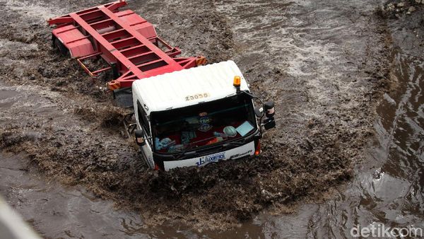 Aksi Nekat Sopir Truk Libas Banjir di Cilincing