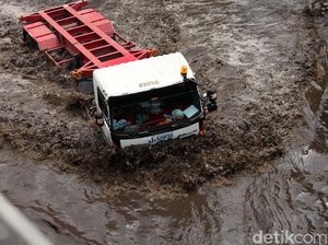 Aksi Nekat Sopir Truk Libas Banjir di Cilincing