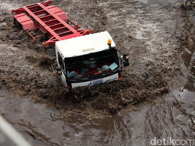 Aksi Nekat Sopir Truk Libas Banjir di Cilincing