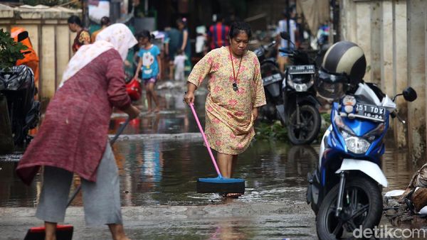 Warga Cipinang Melayu Bersih-bersih Pascabanjir