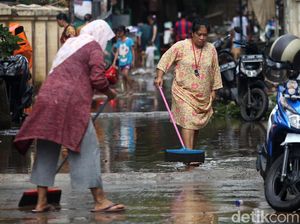 Warga Cipinang Melayu Bersih-bersih Pascabanjir Warga Cipinang Melayu Bersih-bersih Pascabanjir