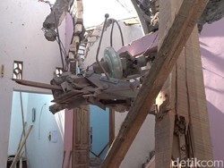 Ngerinya Suara Dentuman Keras Saat Tower SUTT PLN Roboh Timpa Rumah