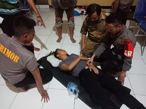 Bantu Korban Banjir di Karawang, Anggota Brimob Ini Digigit Ular Berbisa Bantu Korban Banjir di Karawang, Anggota Brimob Ini Digigit Ular Berbisa