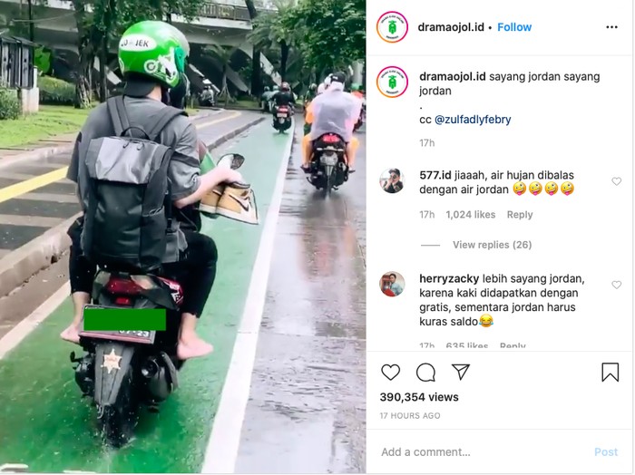 Penumpang Ojol Nyeker dan Tenteng Sneakers