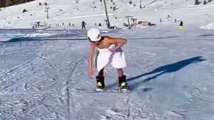 Foto: Selebgram Jadi Sensasi, Main Ski di Tengah Salju Hanya Pakai Handuk
