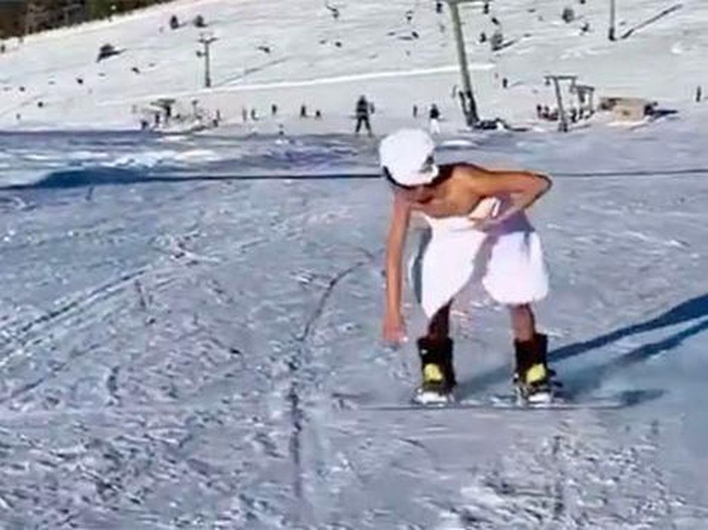 Foto: Selebgram Jadi Sensasi, Main Ski di Tengah Salju Hanya Pakai Handuk