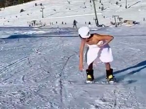 Foto: Selebgram Jadi Sensasi, Main Ski di Tengah Salju Hanya Pakai Handuk Foto: Selebgram Jadi Sensasi, Main Ski di Tengah Salju Hanya Pakai Handuk