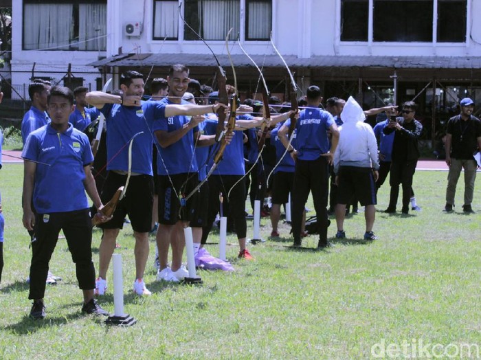 Persib Bandung memilih metode yang unik untuk memulihkan stamina para pemainnya. Kali ini, Maung Bandung berlatih panahan.