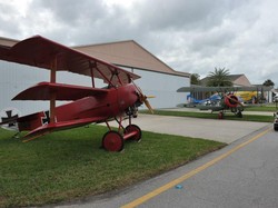 Agak Lain, di Perumahan Ini Garasinya Diisi Pesawat Terbang!