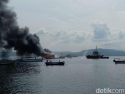 Kapal Muat Ikan Terbakar di Selat Bali Saat Docking