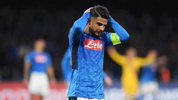 NAPLES, ITALY - FEBRUARY 25: Lorenzo Insigne of SSC Napoli stands disappointed during the UEFA Champions League round of 16 first leg match between SSC Napoli and FC Barcelona at Stadio San Paolo on February 25, 2020 in Naples, Italy. (Photo by Francesco Pecoraro/Getty Images)