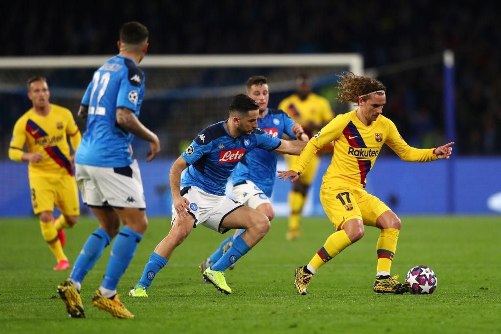 NAPLES, ITALY - FEBRUARY 25: Antoine Griezmann of FC Barcelona battles for possession with Konstantinos Manolas of SSC Napoli during the UEFA Champions League round of 16 first leg match between SSC Napoli and FC Barcelona at Stadio San Paolo on February 25, 2020 in Naples, Italy. (Photo by Michael Steele/Getty Images)