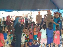 Keseruan Mensos Nyanyi Potong Bebek Angsa di Pengungsian Banjir Jateng Keseruan Mensos Nyanyi Potong Bebek Angsa di Pengungsian Banjir Jateng