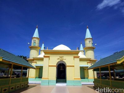 Foto: Pulau Penyengat & Masjid Bersejarah dari Putih Telur