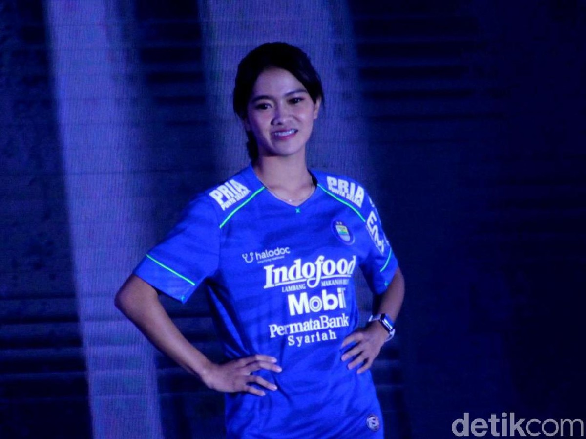 Ada Pria Punya Selera di jersey Persib Bandung 2020. Bolehkah? (Foto: detikcom/Yudha Maulana)