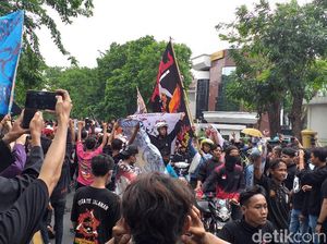 Massa PSHT Geruduk Pengadilan Negeri Surabaya, Satu Lajur Jalan Ditutup