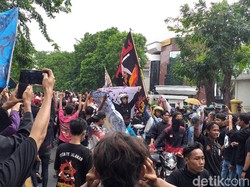 Massa PSHT Geruduk Pengadilan Negeri Surabaya, Satu Lajur Jalan Ditutup