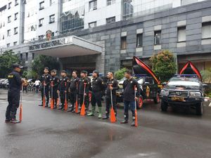 Reserse Polda Metro Patroli Berperahu di Lokasi Banjir Cegah Kriminalitas