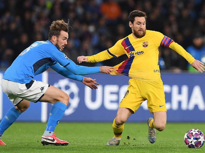 NAPLES, ITALY - FEBRUARY 25: Fabian Ruiz of SSC Napoli vies with Lionel Messi of FC Barcelona during the UEFA Champions League round of 16 first leg match between SSC Napoli and FC Barcelona at Stadio San Paolo on February 25, 2020 in Naples, Italy. (Photo by Francesco Pecoraro/Getty Images)