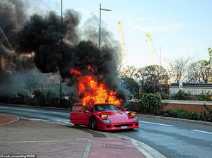 Pria Ini Mau Selamatkan Ferrari Rp 18 M yang Terbakar...Pakai Selang Penyiram Tanaman Pria Ini Mau Selamatkan Ferrari Rp 18 M yang Terbakar...Pakai Selang Penyiram Tanaman