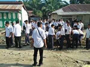 Paten! Guru-Siswa di Labura Timbun Jalan Berlubang Pakai Infak Pribadi
