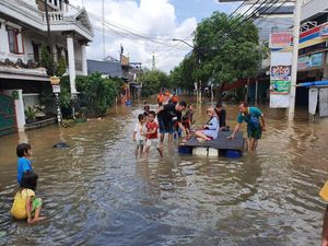 Perum Harapan Baru 2 Bekasi Masih Terendam Banjir 1 Meter, Listrik Mati