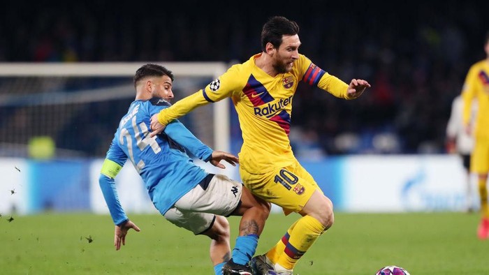 NAPLES, ITALY - FEBRUARY 25: Lorenzo Insigne of SSC Napoli vies with Lionel Messi of FC Barcelona during the UEFA Champions League round of 16 first leg match between SSC Napoli and FC Barcelona at Stadio San Paolo on February 25, 2020 in Naples, Italy. (Photo by Francesco Pecoraro/Getty Images)