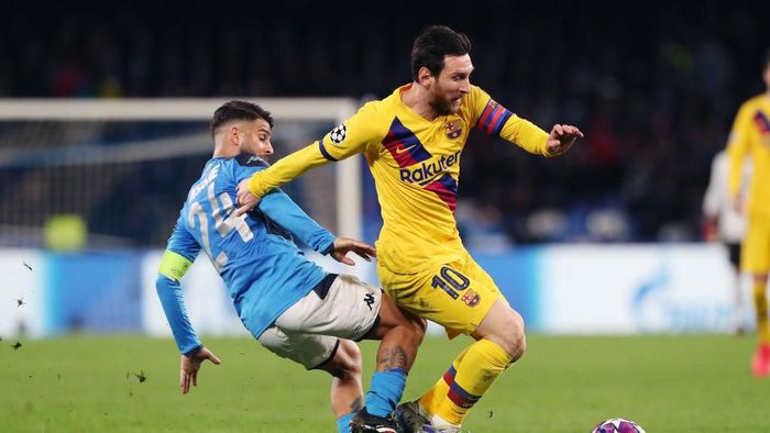 Napoli vs Barcelona NAPLES, ITALY - FEBRUARY 25: Lorenzo Insigne of SSC Napoli vies with Lionel Messi of FC Barcelona during the UEFA Champions League round of 16 first leg match between SSC Napoli and FC Barcelona at Stadio San Paolo on February 25, 2020 in Naples, Italy. (Photo by Francesco Pecoraro/Getty Images)