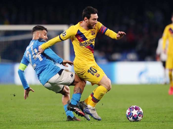 NAPLES, ITALY - FEBRUARY 25: Lorenzo Insigne of SSC Napoli vies with Lionel Messi of FC Barcelona during the UEFA Champions League round of 16 first leg match between SSC Napoli and FC Barcelona at Stadio San Paolo on February 25, 2020 in Naples, Italy. (Photo by Francesco Pecoraro/Getty Images)