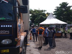 Tekan Kecelakaan, Petugas Razia Truk Obesitas di Tol Palikanci Cirebon