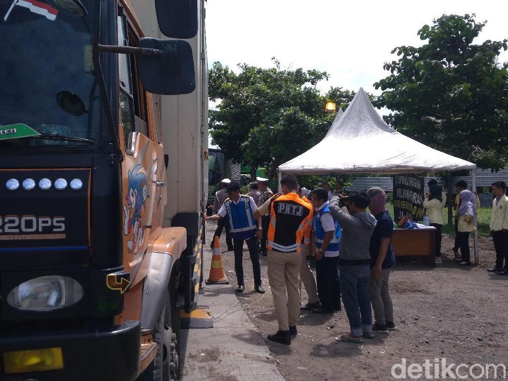Tekan Kecelakaan, Petugas Razia Truk Obesitas di Tol Palikanci Cirebon Tekan Kecelakaan, Petugas Razia Truk Obesitas di Tol Palikanci Cirebon