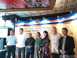 Srihadi Soedarsono Sentil Isu Banjir Lewat Lukisan Ini