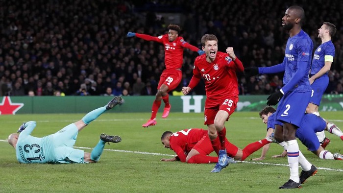 Bayerns Serge Gnabry, bottom, celebrates with his teammate after scoring the opening goal of his team during the Champions League round of 16 soccer match between Chelsea and Bayern Munich at Stamford Bridge in London, England, Tuesday, Feb. 25, 2020. (AP Photo/Frank Augstein)