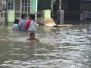 Korban Banjir Subang Keluhkan Sulitnya Air Bersih Korban Banjir Subang Keluhkan Sulitnya Air Bersih