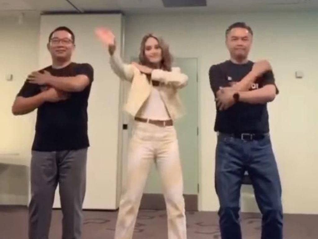 Ternyata Ridwan Kamil Joget TikTok Bareng Cinta Laura di Australia Ternyata Ridwan Kamil Joget TikTok Bareng Cinta Laura di Australia