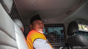 Tawa Bupati Nonaktif Sidoarjo di Mobil Tahanan