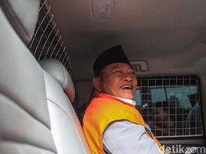 Tawa Bupati Nonaktif Sidoarjo di Mobil Tahanan