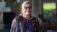 Senyum Komisioner KPU Evi Novida Saat Akan Diperiksa KPK