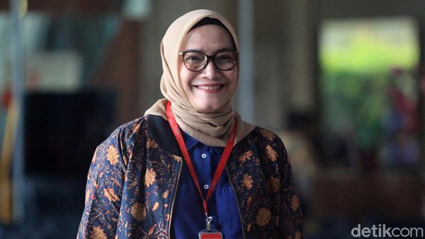 Senyum Komisioner KPU Evi Novida Saat Akan Diperiksa KPK