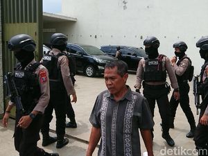 Sambangi Rumah Mertua Nurhadi di Tulungagung, KPK Pulang Tanpa Hasil Sambangi Rumah Mertua Nurhadi di Tulungagung, KPK Pulang Tanpa Hasil
