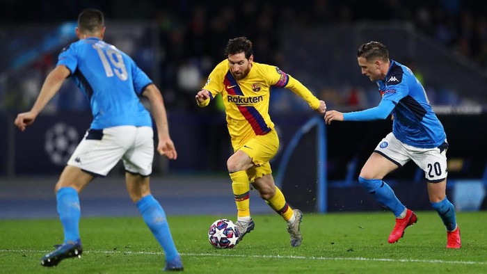 NAPLES, ITALY - FEBRUARY 25: Lionel Messi of FC Barcelona battles for possession with Piotr Zielinski of SSC Napoli and Nikola Maksimovic of  Napoli during the UEFA Champions League round of 16 first leg match between SSC Napoli and FC Barcelona at Stadio San Paolo on February 25, 2020 in Naples, Italy. (Photo by Michael Steele/Getty Images)