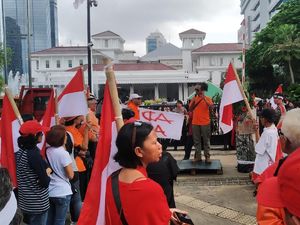 Massa Demo Balai Kota soal Banjir-Revitalisasi Monas, Tuntut Anies Lengser